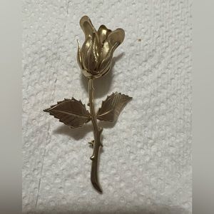 Beautiful gold tone flowers brooch